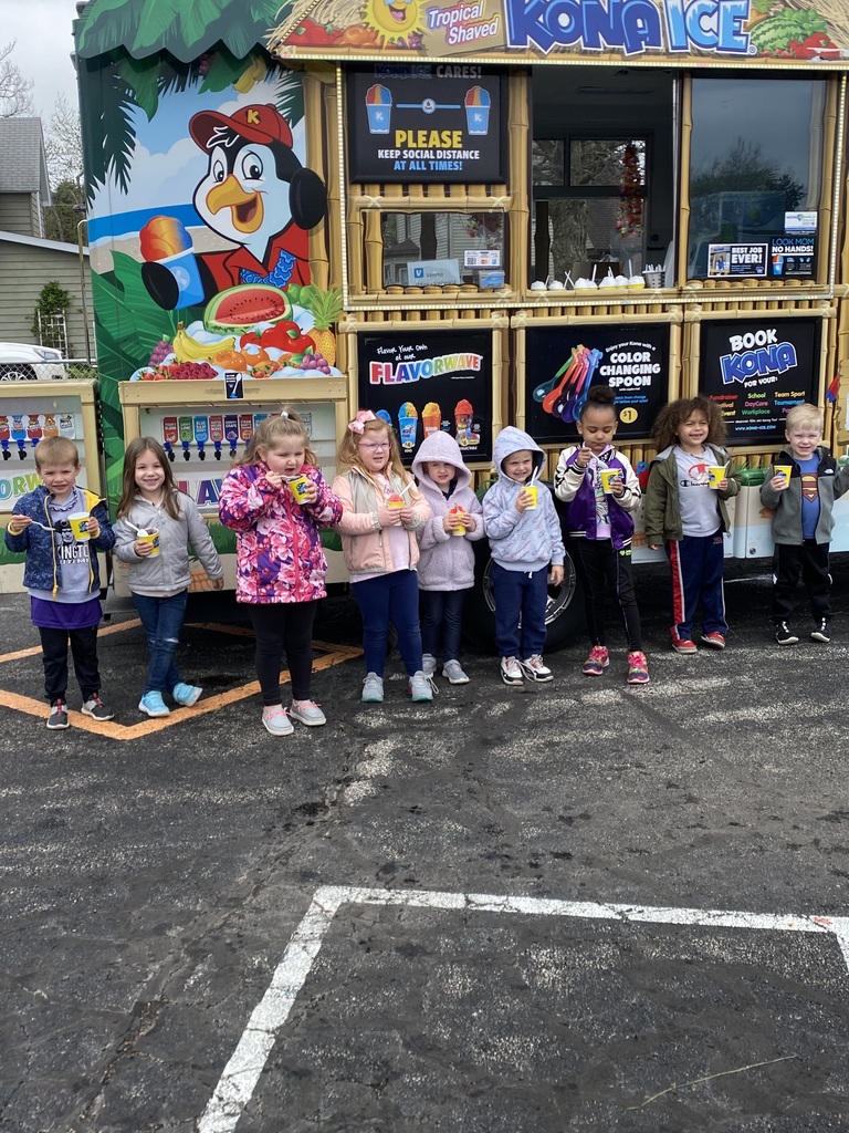 preschool students in front of Kona Ice truck