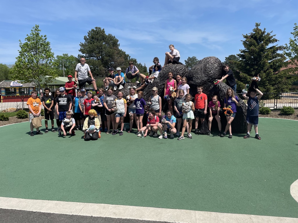 fifth grade class picture at the zoo
